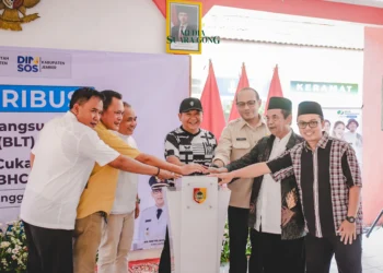 Bupati Hendy Siswanto Kembali Salurkan Bansos di Jember