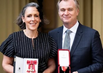 Christopher Nolan dan istrinya, produser Emma Thomas, baru saja dianugerahi gelar knighthood dan damehood oleh Raja Charles III.