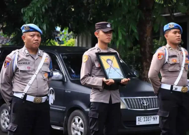 Seorang anggota Polres Madiun, Aiptu Parman Budi Santoso, resmi diberhentikan tidak dengan hormat dalam upacara yang digelar di Polres Madiun.