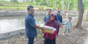 Kolam Pemandian Sumber Tiyo Lumajang Semakin Ramai Dikunjungi Setelah Penebaran Bibit Ikan