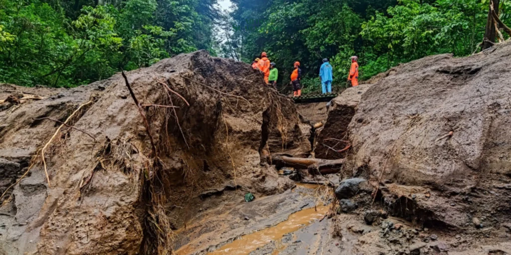 Relawan Lakukan Pemantauan Longsor dan Aliran Sungai Baru di Lereng Gunung Raung Jember