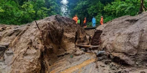 Relawan Lakukan Pemantauan Longsor dan Aliran Sungai Baru di Lereng Gunung Raung Jember