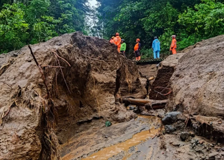 Relawan Lakukan Pemantauan Longsor dan Aliran Sungai Baru di Lereng Gunung Raung Jember