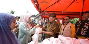 Pemkab Pasuruan Bagikan Paket Beras untuk Warga Terdampak Banjir