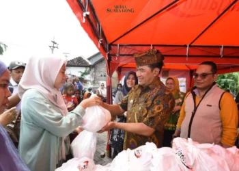 Pemerintah Kabupaten Pasuruan membagikan sebanyak 5.303 paket beras kepada korban terdampak.