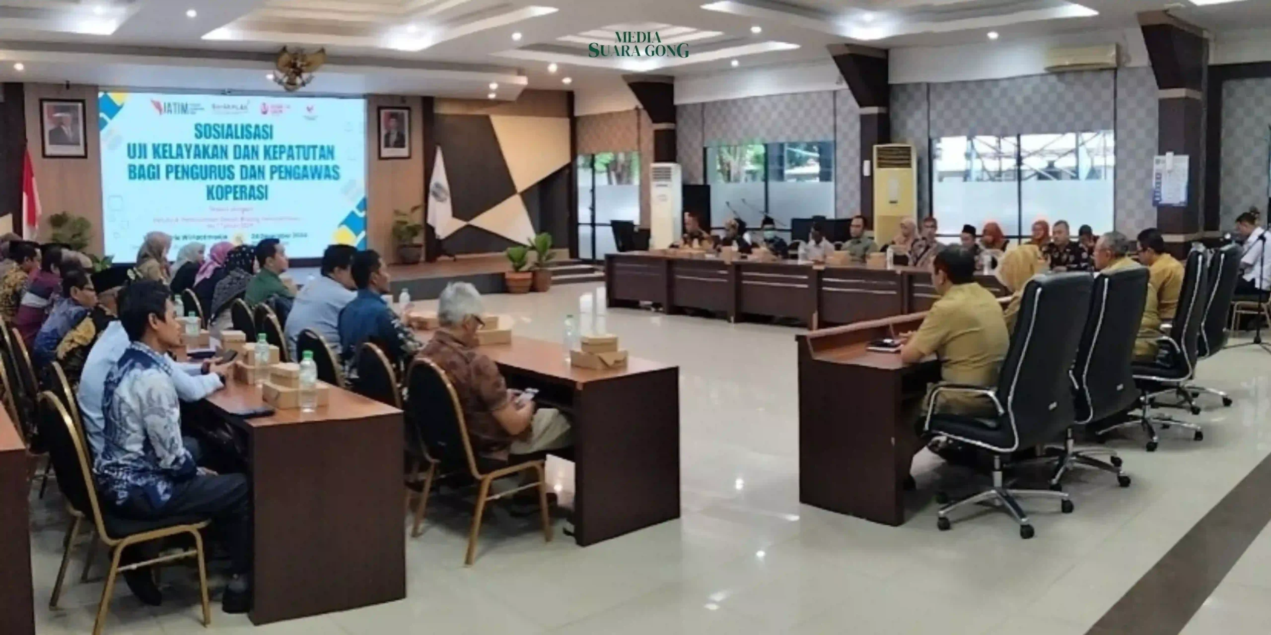 Untuk meningkatkan kualitas pengelolaan koperasi, Dinas Koperasi dan Usaha Kecil Menengah (Diskop UKM) Jawa Timur menyelenggarakan sosialisasi Uji Kelayakan dan Kepatutan (UKK) bagi pengurus dan pengawas koperasi.