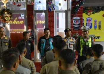 Satuan Polisi Pamong Praja (Satpol PP) Kota Surabaya bersama tim gabungan menggelar penertiban terhadap warung kopi (warkop) di bawah Jembatan Suramadu