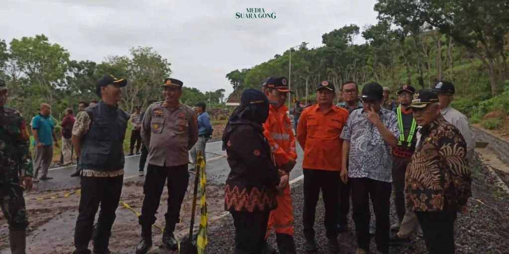 Hujan deras yang mengguyur wilayah Kabupaten Malang beberapa hari lalu memicu terjadinya longsor di 10 titik Jalur Lintas Selatan (JLS).