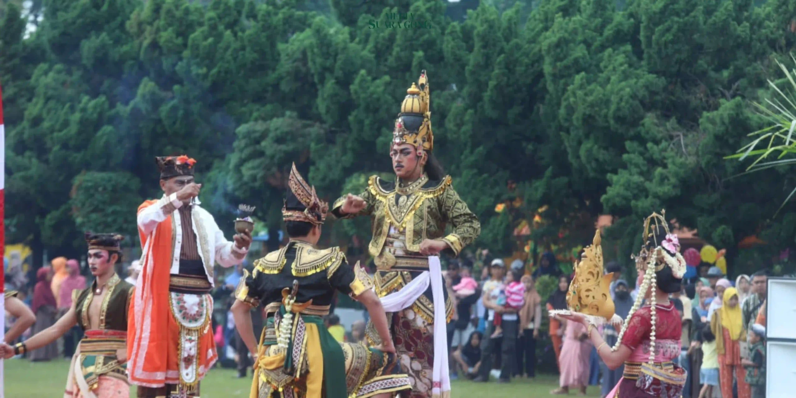 Ribuan warga antusias memadati area Alun-Alun Lumajang untuk menyaksikan prosesi Hari Jadi ke-769 Kabupaten Lumajang