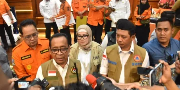 Menko PMK, Pratikno, mengimbau pemerintah daerah (Pemda) untuk meningkatkan kesiapsiagaan terhadap potensi bencana hidrometeorologi menjelang Nataru