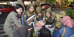 Satpol PP Surabaya Edukasi Warga Terkait Fungsi Trotoar Sesuai Perda