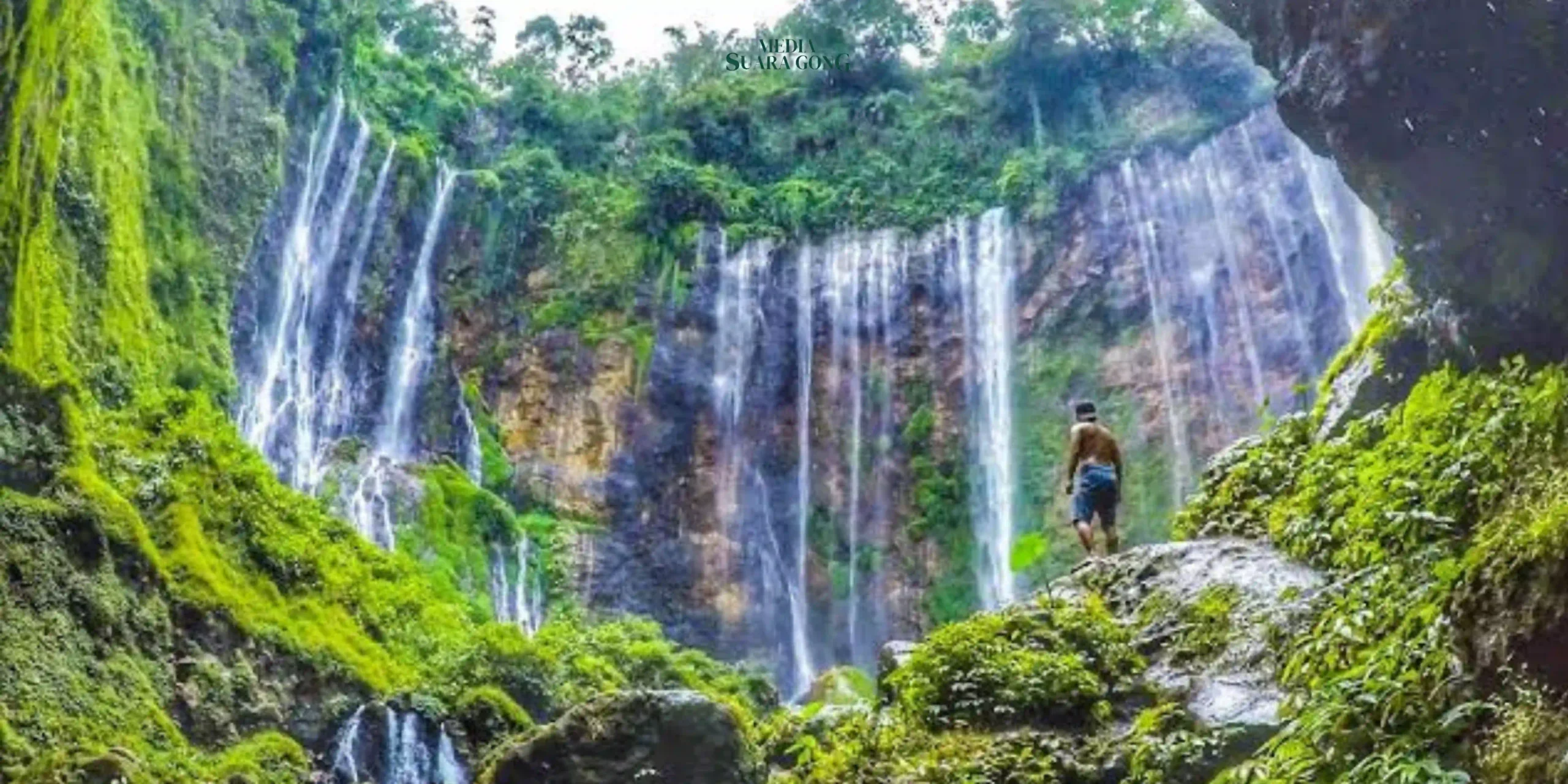 Air Terjun Tumpak Sewu Terletak di perbatasan Kabupaten Lumajang dan Kabupaten Malang menawarkan pesona alam yang memukau dan mencuci mata