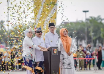 Warga Jember bersorak gembira menyambut Peresmian dibukanya kembali Alun-alun Jember Nusantara yang telah selesai direnovasi