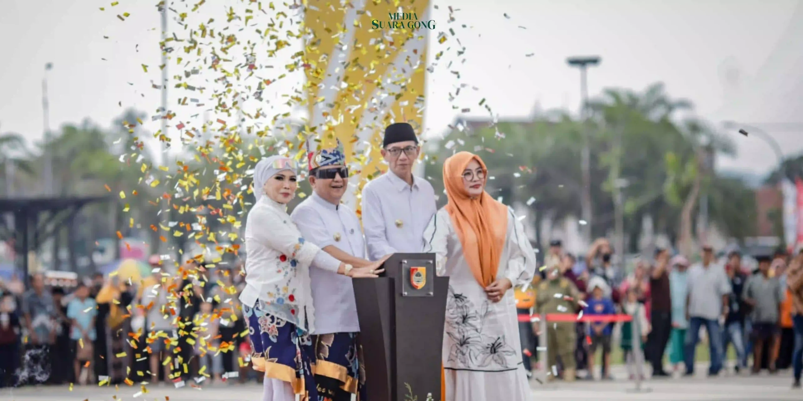 Warga Jember bersorak gembira menyambut Peresmian dibukanya kembali Alun-alun Jember Nusantara yang telah selesai direnovasi