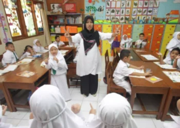 ) bekerja sama dengan BPJS Ketenagakerjaan memberikan perlindungan jaminan sosial ketenagakerjaan (Jamsostek) kepada 165.768 guru madrasah non-aparatur sipil negara (ASN