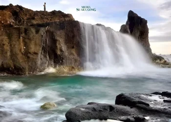 Pantai Nambung di Tanjung Jagog, yang menawarkan pemandangan memukau berupa air terjun asin