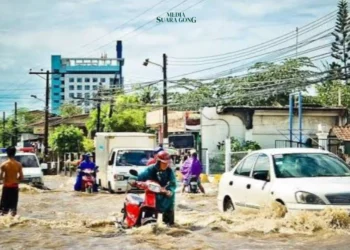 Ketika banjir melanda suatu wilayah, dampak yang ditimbulkan tidak hanya menyangkut kerusakan fisik, tetapi juga mengganggu laju pertumbuhan ekonomi