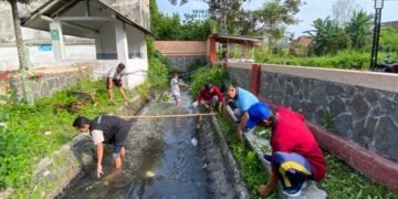 Peringati Hari Kesetiakawanan Sosial Nasional (HKSN) PKH bersama jajaran Dinsos P3A Kabupaten Lumajang menggelar kegiatan kerja bakti