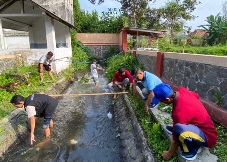 Peringati Hari Kesetiakawanan Sosial Nasional (HKSN) PKH bersama jajaran Dinsos P3A Kabupaten Lumajang menggelar kegiatan kerja bakti