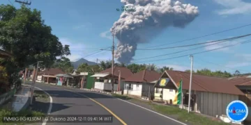 Gunung Dukono di Halmahera Barat, Maluku Utara, kembali menunjukkan aktivitas vulkaniknya dengan erupsi dahsyat pada Rabu pagi (11/12/2024).