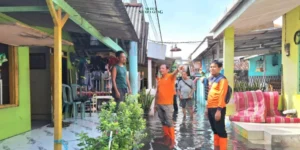 BPBD Jatim Evakuasi dan Salurkan Bantuan Logistik Korban Banjir di Kecamatan Waru