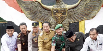 Di Momen pergantian tahun 2024, Bupati Lamongan Yuhronur Efendi bersama jajarannya meresmikan Monumen "Sang Garula"