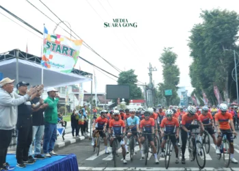 Sekda Lumajang Lepas Peserta Balap Sepeda Tour Semeru III di Alun-Alun Lumajang