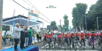 Sekda Lumajang Lepas Peserta Balap Sepeda Tour Semeru III di Alun-Alun Lumajang