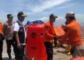 Krisis air bersih yang melanda Pulau Gili Ketapang terjadi setelah pipa bawah laut rusak akibat tersangkut jangkar kapal nelayan