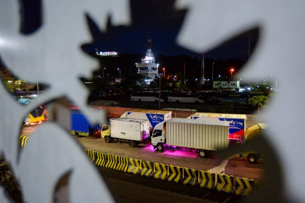 njelang momen libur Natal dan Tahun Baru (Nataru), Korps Lalu Lintas Polri mengumumkan penerapan pembatasan operasional untuk angkutan berat.