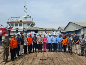 Kolaborasi TNI, Polri, dan Pemkab Kirimkan 180 Ton Bantuan Air Bersih ke Gili Ketapang
