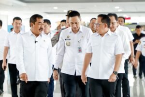 Pj. Gubernur Jatim Tinjau Uji Coba Autogate di Bandara Juanda