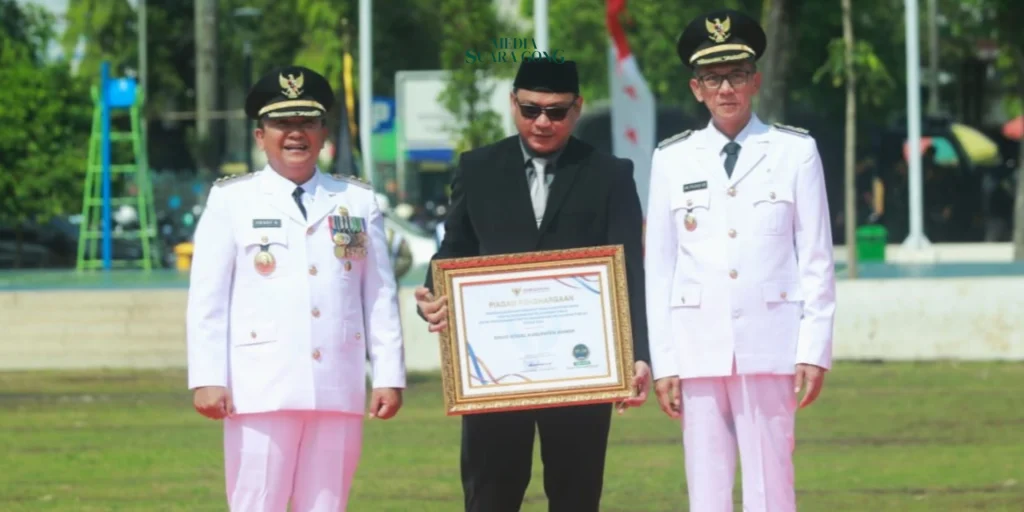 Dinas Sosial Jember Terima Penghargaan pada Hari Jadi ke-96 Kabupaten Jember