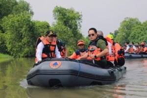 Pj. Gubernur Adhy Karyono Tuntaskan Masalah Banjir dengan Bersihkan Sungai Kedungpeluk