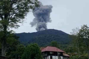Jalur Pendakian Gunung Marapi Ditutup Permanen!
