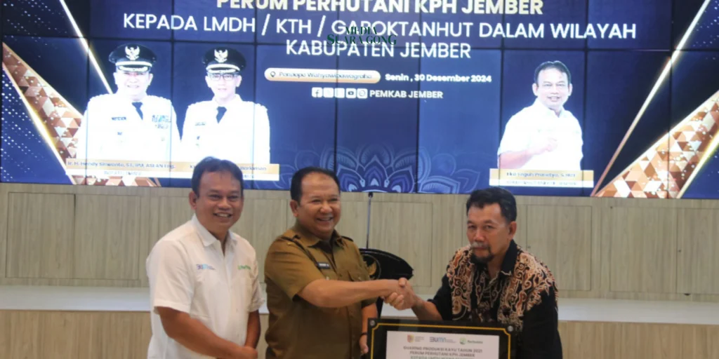 Perhutani KPH Jember Serahkan Dana Sharing Produksi Kayu untuk Pemberdayaan Masyarakat