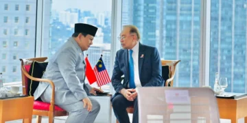 Prabowo berbincang-bincang dengan Anwar Ibrahim dalam sesi pertemuan empat mata di Putrajaya Selasa ini