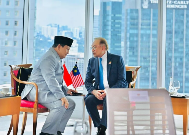 Prabowo berbincang-bincang dengan Anwar Ibrahim dalam sesi pertemuan empat mata di Putrajaya Selasa ini