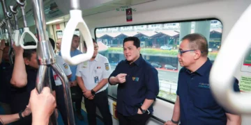 Erick Thohir, mencoba layanan kereta bandara dari Bandara Internasional Soekarno-Hatta menuju Stasiun BNI City, Jakarta