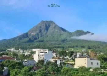 Malang memiliki keindahan alam yang luar biasa, salah satunya adalah pemandangan gunung-gunung yang mengelilinginya, simak sebagai berikut