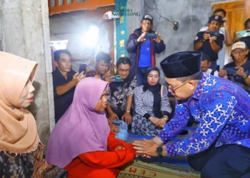 Pj Gubernur Jawa Timur, memberikan paket sembako dan santunan uang duka kepada lima keluarga korban bencana longsor Denpasar Bali