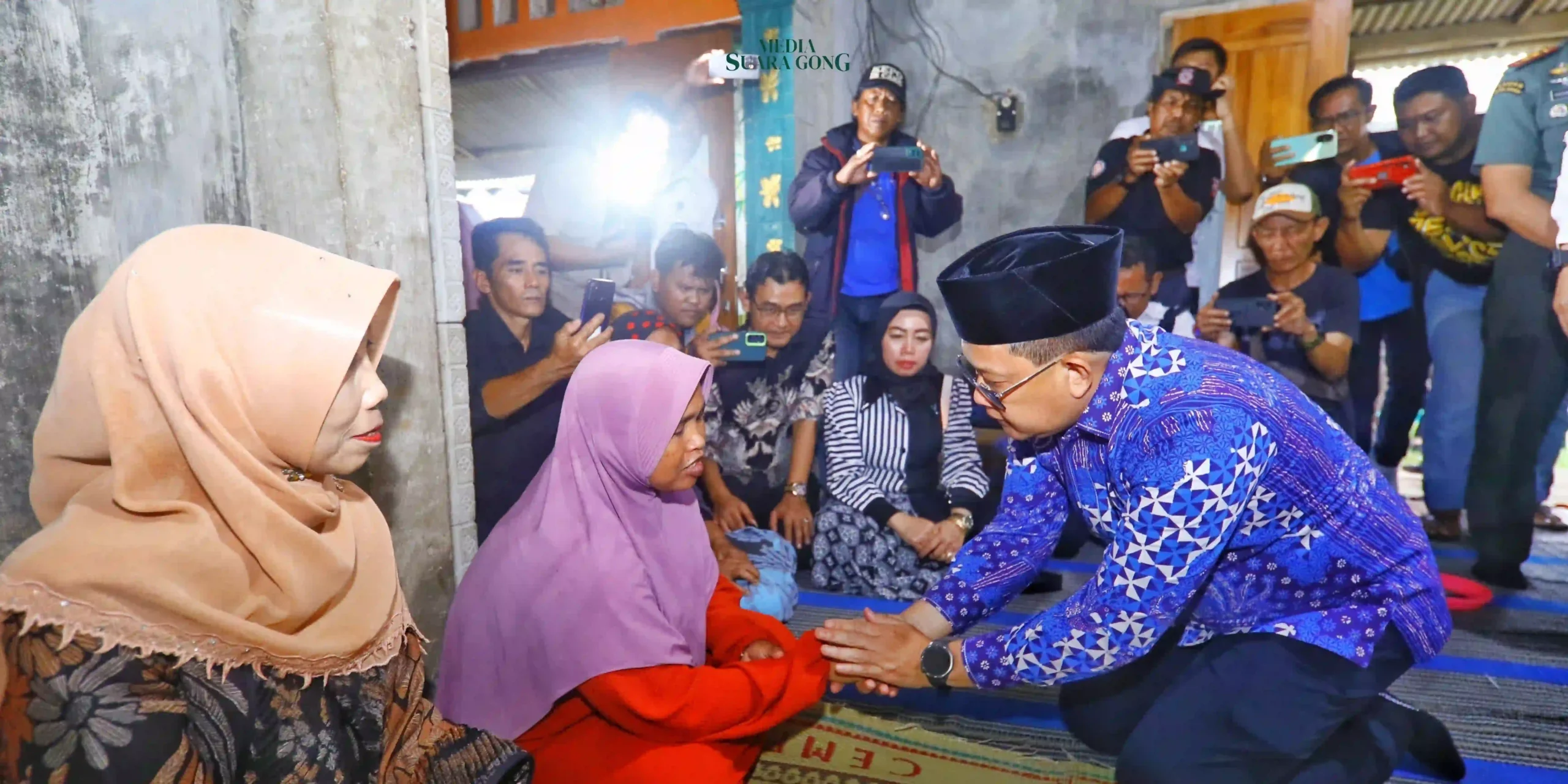 Pj Gubernur Jawa Timur, memberikan paket sembako dan santunan uang duka kepada lima keluarga korban bencana longsor Denpasar Bali