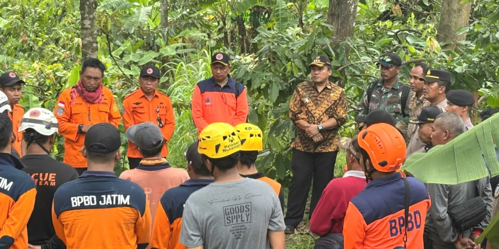 Respon Cepat Longsor Jombang, Tim BPBD Jatim Bantu Pencarian dan Evakuasi Korban