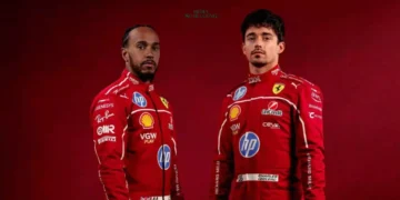 Tim Ikonik Ferrari, resmi meluncurkan kostum balap Lewis Hamilton dan Charles Leclerc terbaru mereka untuk musim 2025