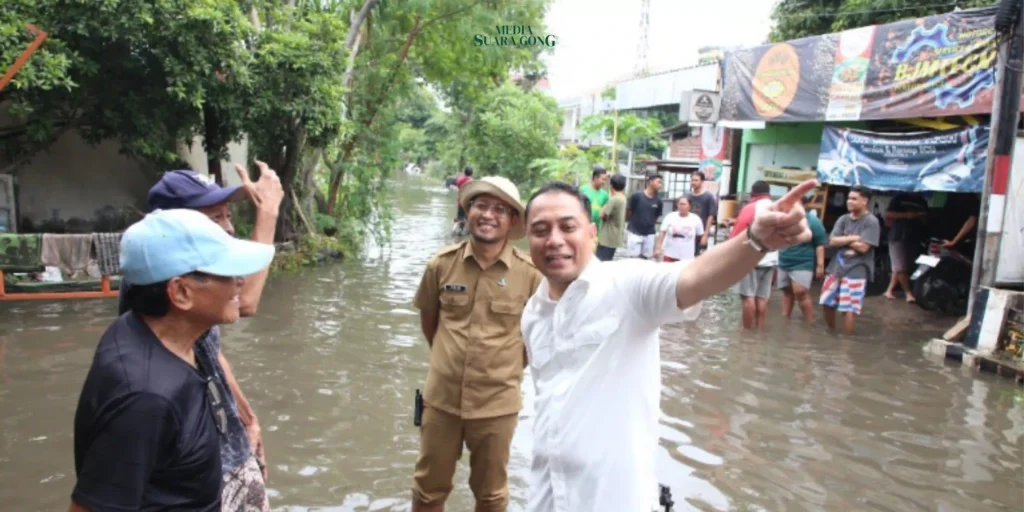 Pemerintah Kota (Pemkot) Surabaya terus mengintensifkan langkah-langkah untuk menyelesaikan permasalahan banjir di Kota Pahlawan di 2025.