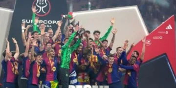 Barcelona berhasil meraih trofi Juara Supercopa de España 2025 setelah menaklukkan rival abadi mereka, Real Madrid,