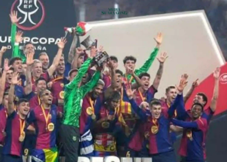 Barcelona berhasil meraih trofi Juara Supercopa de España 2025 setelah menaklukkan rival abadi mereka, Real Madrid,