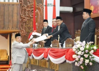 DPRD Jawa Timur mendorong pelajar SMA/SMK untuk membiasakan diri menabung di Bank Perekonomian Rakyat (BPR) Jatim.