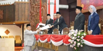 DPRD Jawa Timur mendorong pelajar SMA/SMK untuk membiasakan diri menabung di Bank Perekonomian Rakyat (BPR) Jatim.