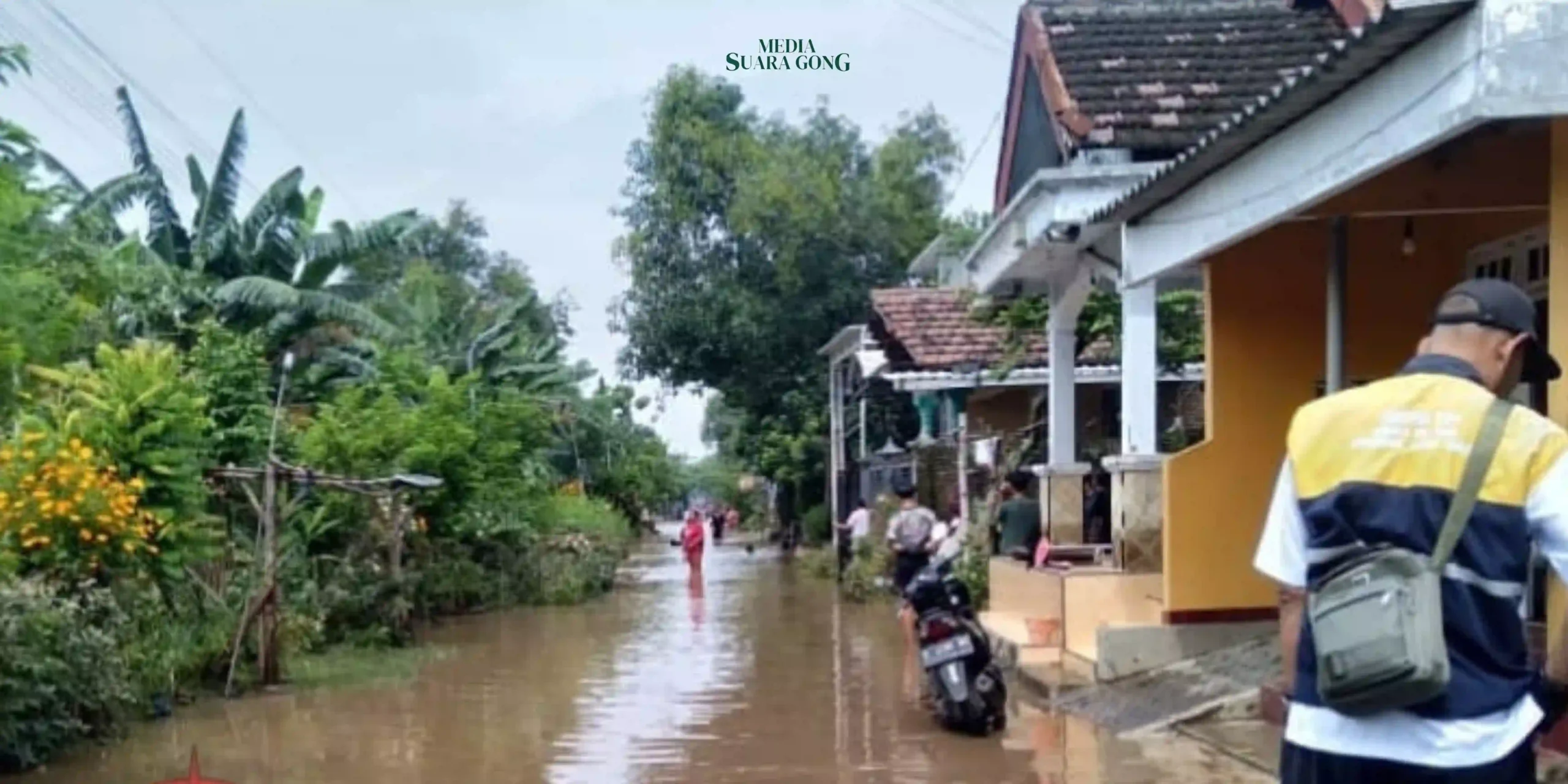 Hujan deras yang mengguyur Kabupaten Jombang selama lebih dari empat jam menyebabkan banjir di sejumlah desa dan merendam ratusan rumah